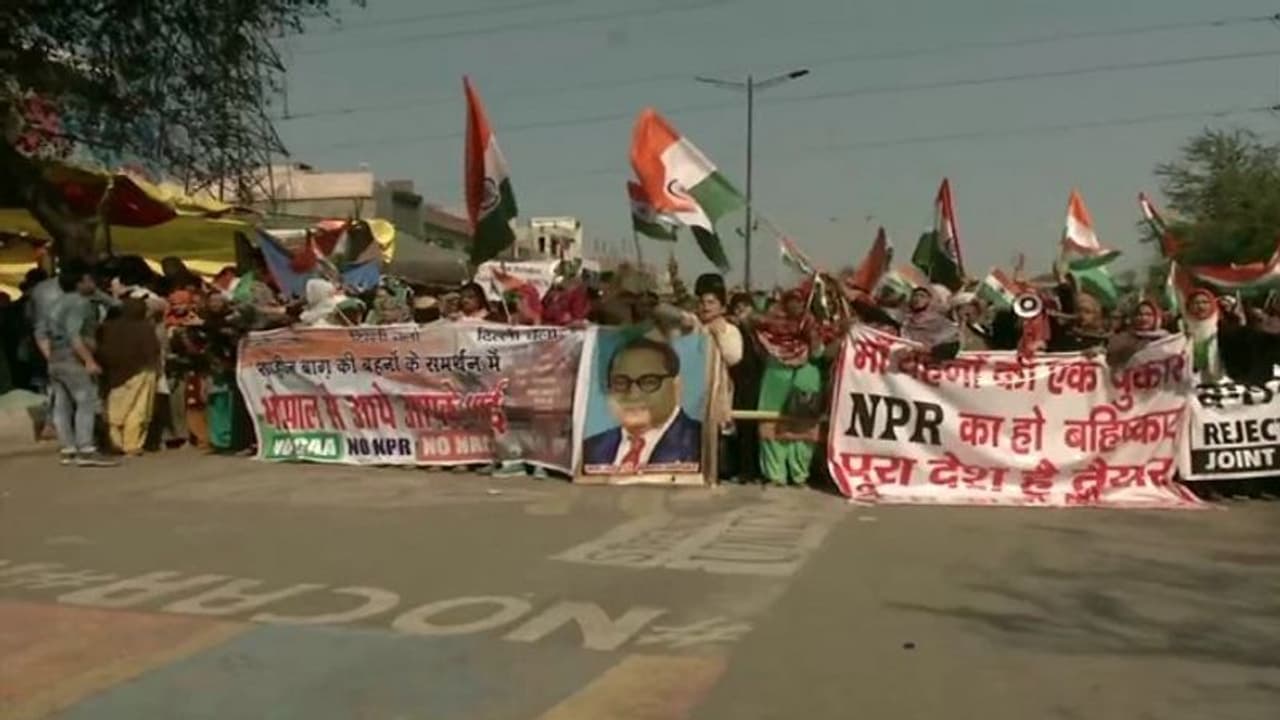 ಶಾ ಮನೆಯತ್ತ ಹೊರಟ ಶಾಹೀನ್ ಬಾಗ್ ದಂಡು: ಪೊಲೀಸರು ತಡೆದರು ಪ್ರತಿಭಟನಾಕಾರರ ಕಂಡು! ಶಾ ಮನೆಯತ್ತ ಹೊರಟ ಶಾಹೀನ್ ಬಾಗ್ ದಂಡು: ಪೊಲೀಸರು ತಡೆದರು ಪ್ರತಿಭಟನಾಕಾರರ ಕಂಡು!