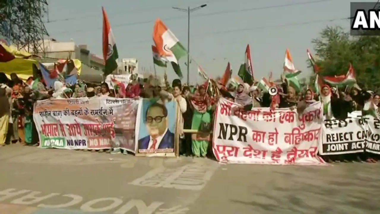 बीच में रोका गया शाहीन बाग के प्रदर्शनकारियों का मार्च; शाह से बिना इजाजत मिलने जा रहे थे बीच में रोका गया शाहीन बाग के प्रदर्शनकारियों का मार्च; शाह से बिना इजाजत मिलने जा रहे थे