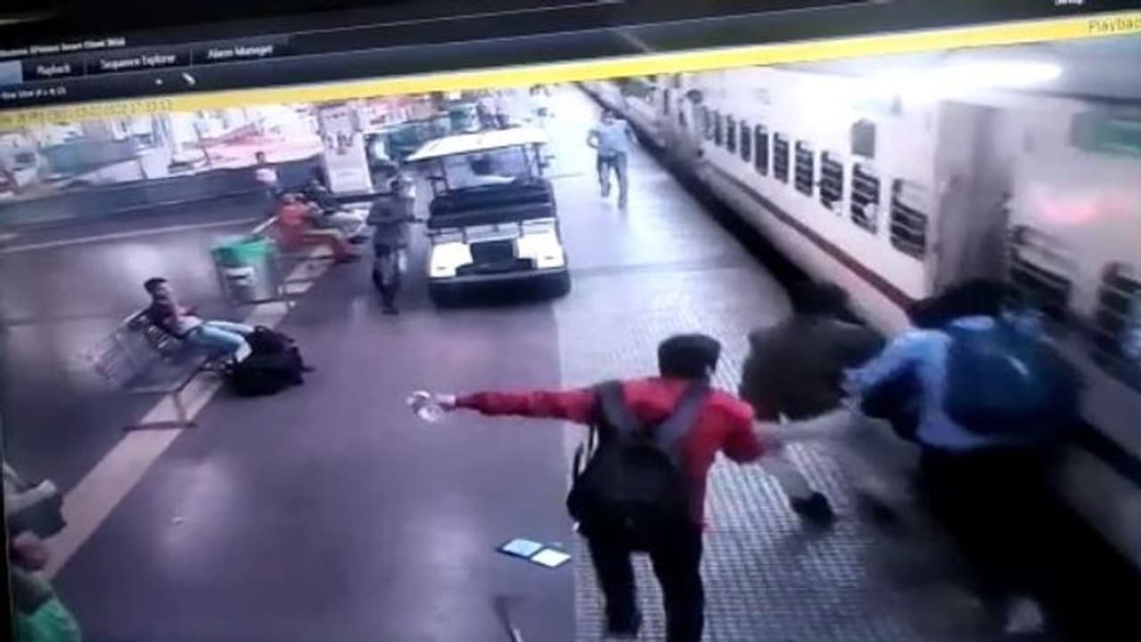 ഓടുന്ന ട്രെയിനില് കയറാന് ശ്രമം, കാൽവഴുതി യുവതി താഴേക്ക്; രക്ഷക്കെത്തി 'അത്ഭുത കരങ്ങള്' വീഡിയോ ഓടുന്ന ട്രെയിനില് കയറാന് ശ്രമം, കാൽവഴുതി യുവതി താഴേക്ക്; രക്ഷക്കെത്തി 'അത്ഭുത കരങ്ങള്' വീഡിയോ