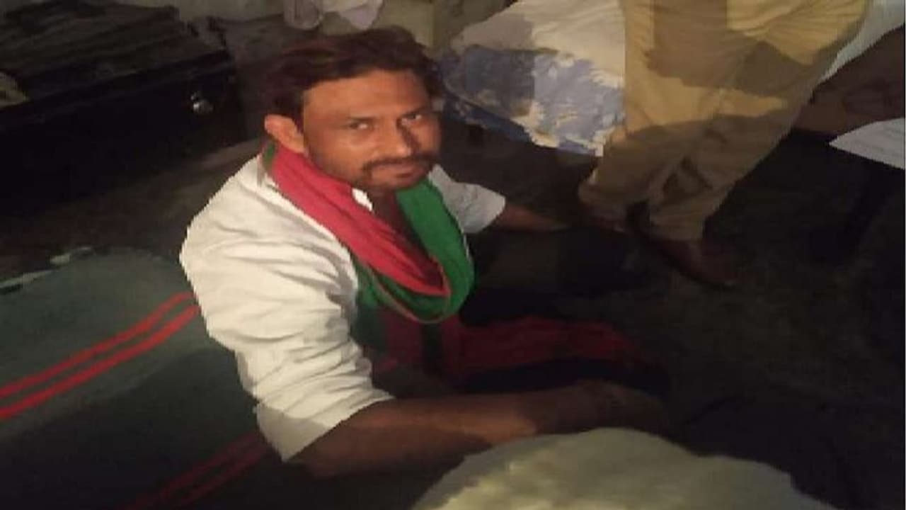 इस शख्स ने PM मोदी को दिखाया काला झंडा, पिता ने पुलिस से कही ये बातें