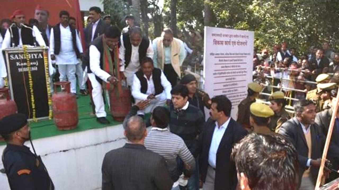 अखिलेश के सामने जय श्री राम का नारा लगाने वाले शख्स को मिली जमानत, बताया क्यों किया था ऐसा अखिलेश के सामने जय श्री राम का नारा लगाने वाले शख्स को मिली जमानत, बताया क्यों किया था ऐसा