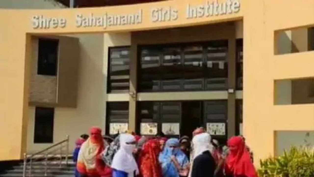 एडमिशन से पहले लड़कियों को मिले थे निर्देश, पीरियड्स के दौरान बेड पर सोने की भी नहीं थी अनुमति एडमिशन से पहले लड़कियों को मिले थे निर्देश, पीरियड्स के दौरान बेड पर सोने की भी नहीं थी अनुमति