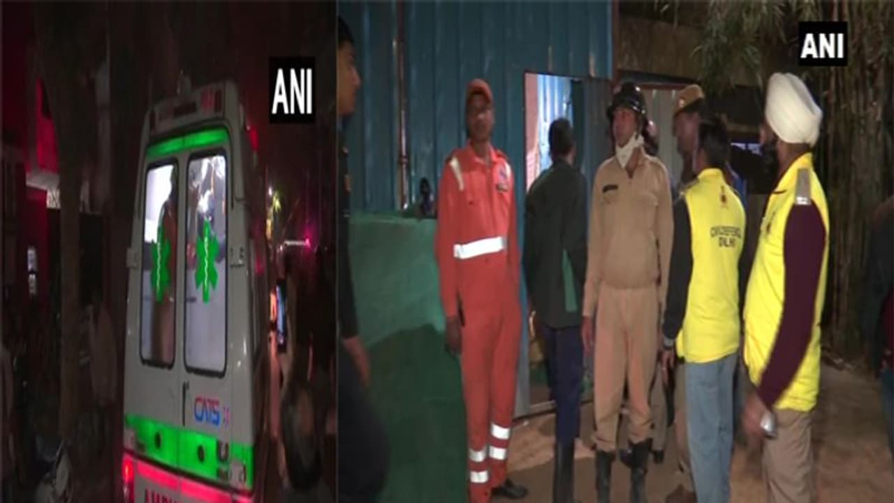 दिल्ली में खुदाई के दौरान गिरी इमारत, एक की मौत 3 घायल दिल्ली में खुदाई के दौरान गिरी इमारत, एक की मौत 3 घायल