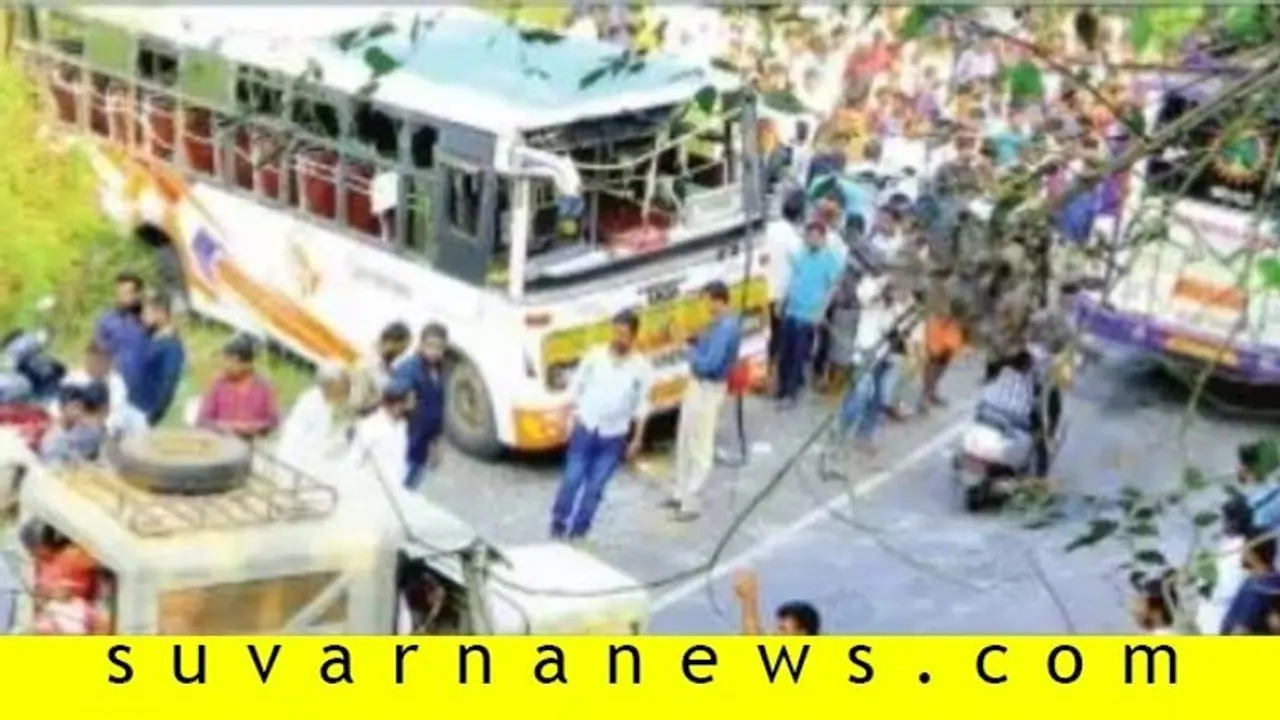 3 ಪಲ್ಟಿ ಹೊಡೆದ ಬಸ್: 50 ಜನಕ್ಕೆ ಗಾಯ, ನಾಲ್ವರ ಸ್ಥಿತಿ ಗಂಭೀರ 3 ಪಲ್ಟಿ ಹೊಡೆದ ಬಸ್: 50 ಜನಕ್ಕೆ ಗಾಯ, ನಾಲ್ವರ ಸ್ಥಿತಿ ಗಂಭೀರ