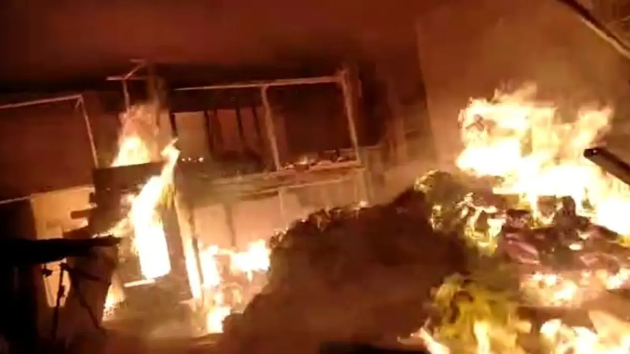 ತಡರಾತ್ರಿ ಹೊತ್ತಿ ಉರಿದ ಗಾರ್ಮೆಂಟ್..! ಬಟ್ಟೆ, ಯಂತ್ರ ಎಲ್ಲವೂ ಭಸ್ಮ ತಡರಾತ್ರಿ ಹೊತ್ತಿ ಉರಿದ ಗಾರ್ಮೆಂಟ್..! ಬಟ್ಟೆ, ಯಂತ್ರ ಎಲ್ಲವೂ ಭಸ್ಮ