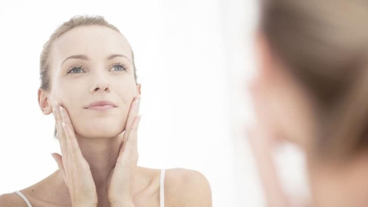 യാത്ര കഴിഞ്ഞ് എത്തുമ്പോള് മുഖത്തിന്റെ തിളക്കം പോകുന്നുണ്ടോ? യാത്ര കഴിഞ്ഞ് എത്തുമ്പോള് മുഖത്തിന്റെ തിളക്കം പോകുന്നുണ്ടോ?