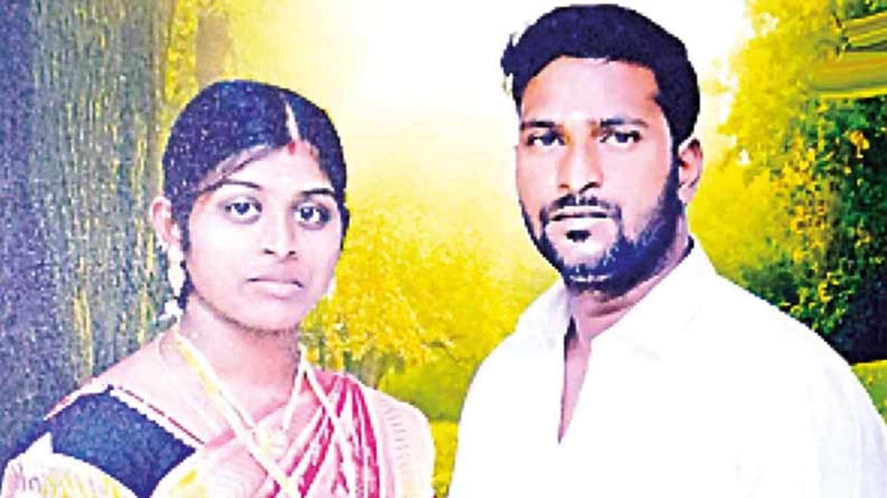 டிக் டாக்கால் சீரழிந்த குடும்பம்..! மனைவியின் தலையில் ஆட்டுக்கல்லை போட்டு கொன்ற கொடூர கணவன்..!