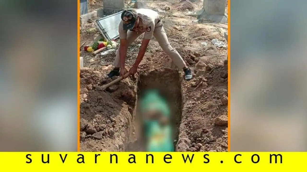 ರಸ್ತೆಯಲ್ಲಿ ಮೃತಪಟ್ಟ ಅಪರಿಚಿತನಿಗೆ ಪೊಲೀಸರಿಂದ ಅಂತಿಮ ಸಂಸ್ಕಾರ ರಸ್ತೆಯಲ್ಲಿ ಮೃತಪಟ್ಟ ಅಪರಿಚಿತನಿಗೆ ಪೊಲೀಸರಿಂದ ಅಂತಿಮ ಸಂಸ್ಕಾರ