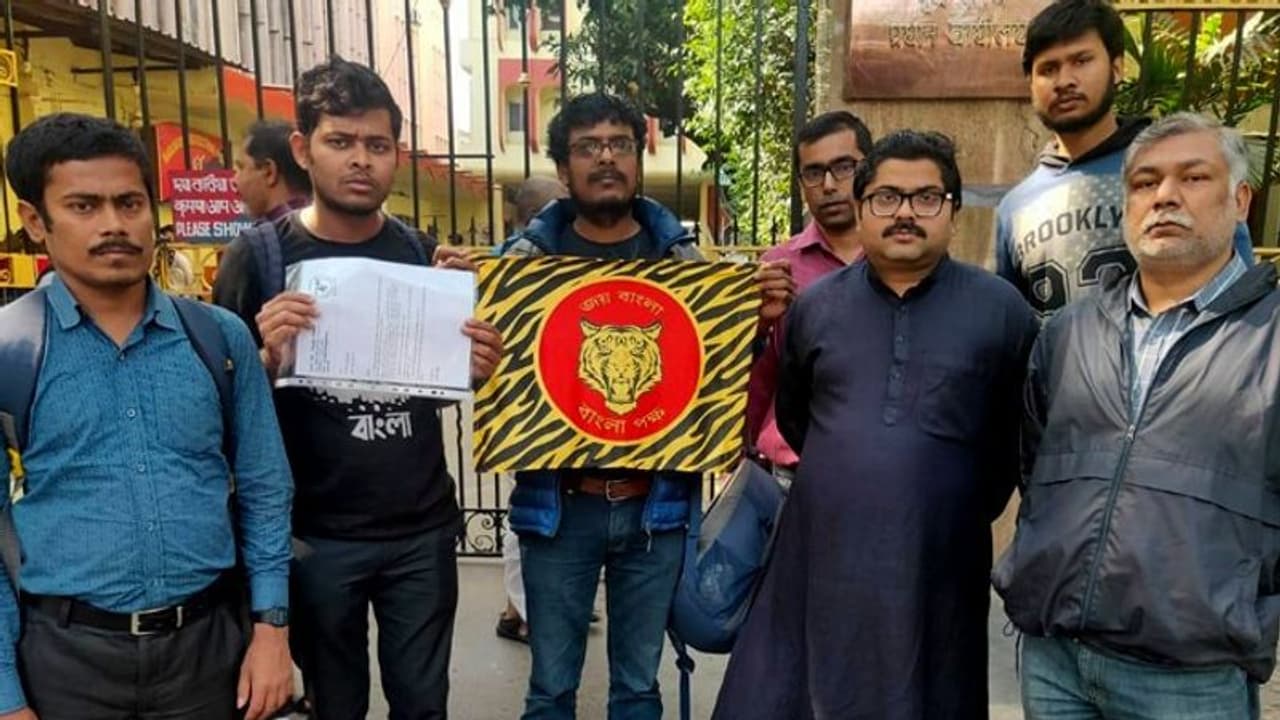 বাংলার বুকে চলছে রেল অথচ নেই পর্যাপ্ত বাঙালি কর্মী, অভিনব প্রতিবাদ বাংলা পক্ষের