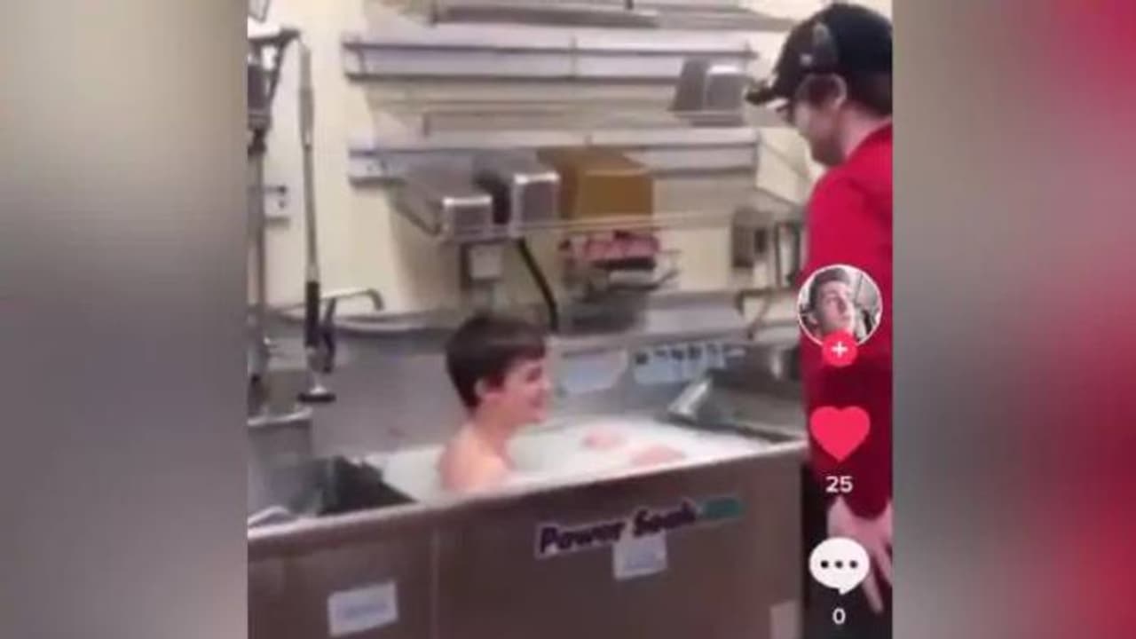 'ഞാന് ജീവിതം ആസ്വദിക്കുകയാണ്'; ഹോട്ടലിലെ കിച്ചണ് സിങ്കിനെ 'ബാത്ത് ടബ്ബ്' ആക്കി ജീവനക്കാരന് 'ഞാന് ജീവിതം ആസ്വദിക്കുകയാണ്'; ഹോട്ടലിലെ കിച്ചണ് സിങ്കിനെ 'ബാത്ത് ടബ്ബ്' ആക്കി ജീവനക്കാരന്