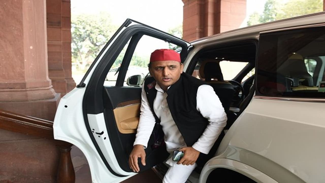 पूर्व CM अखिलेश यादव के रिश्तेदार ठगी का शिकार, ये है पूरा मामला पूर्व CM अखिलेश यादव के रिश्तेदार ठगी का शिकार, ये है पूरा मामला