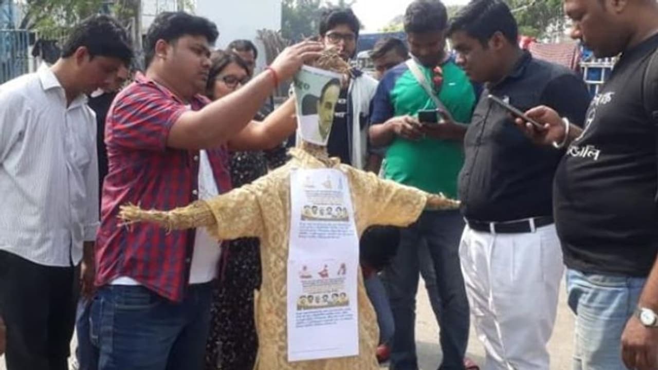 সুব্রামানিয়াম স্বামীর কুশপুতুল পুড়িয়ে প্রতিবাদ, বাংলা ভাগের বিরুদ্ধে পথে নামল 'বাংলাপক্ষ'