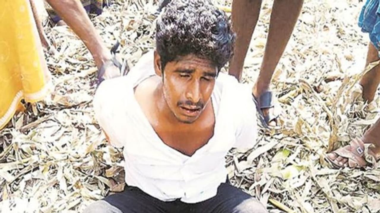 हाथ पैर बंधे थे, मुंह से खून निकल रहा था...खुले में शौच करने की सजा, भीड़ ने पीट पीटकर मार डाला हाथ पैर बंधे थे, मुंह से खून निकल रहा था...खुले में शौच करने की सजा, भीड़ ने पीट पीटकर मार डाला