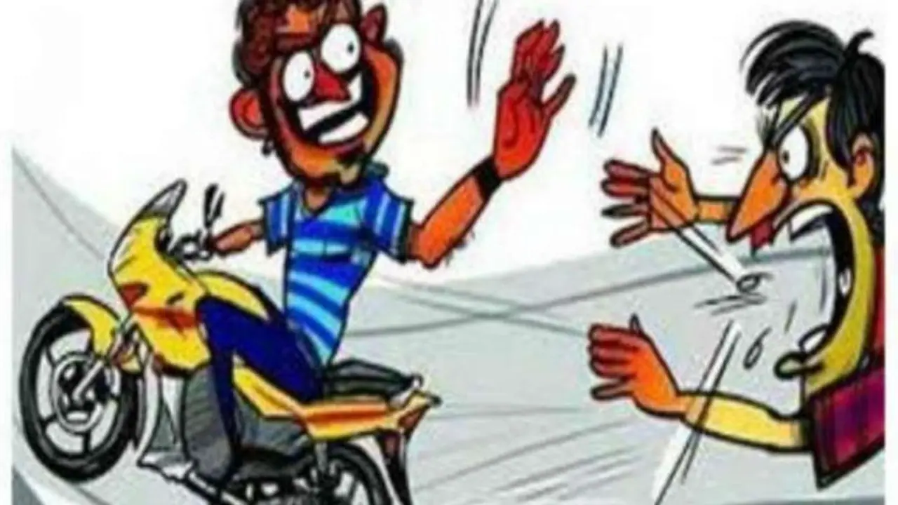 హైదరాబాద్ నడిబొడ్డున పట్టపగలే దారిదోపిడి... గోల్డ్ షాప్ యజమానిని బురిడీ కొట్టించి లక్షల బ్యాగులతో పరార్