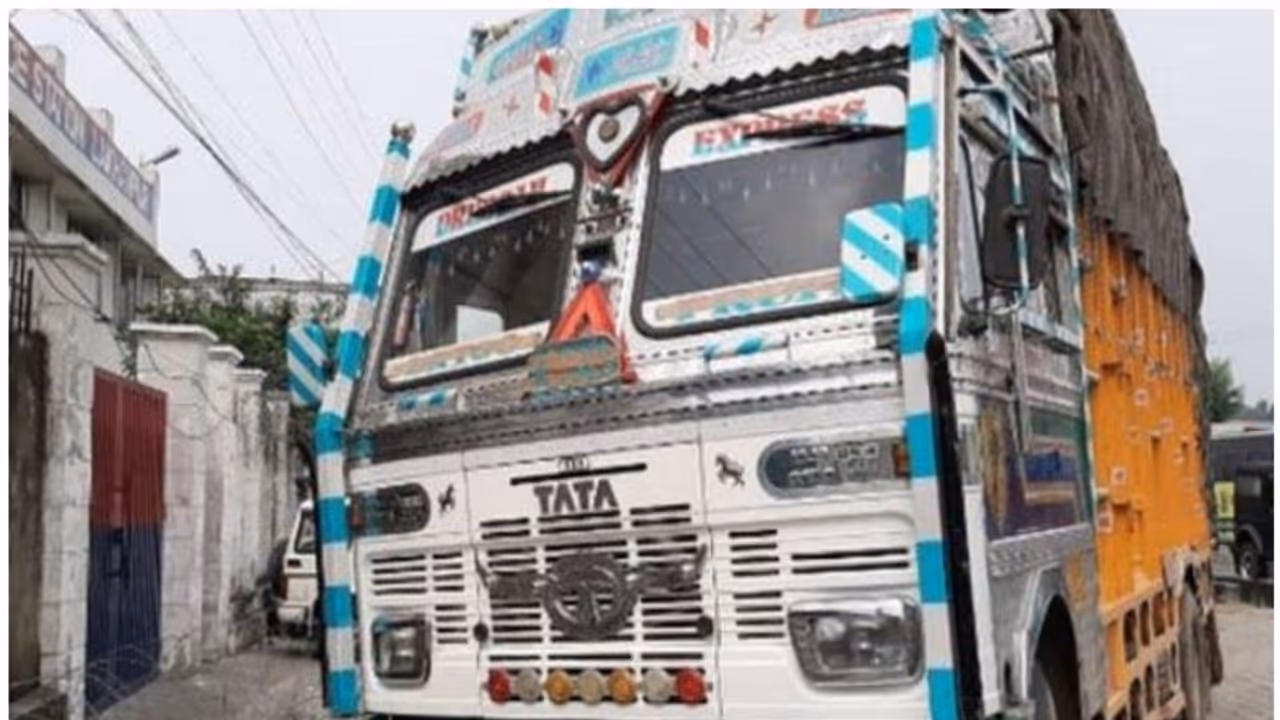 11ലക്ഷം രൂപയുടെ ബിസ്കറ്റുമായി പോയ ട്രക്ക് തട്ടിയെടുത്തു; പിടികൂടാനെത്തിയ പൊലീസിന് നേര്ക്ക് വെടിവെപ്പ് 11ലക്ഷം രൂപയുടെ ബിസ്കറ്റുമായി പോയ ട്രക്ക് തട്ടിയെടുത്തു; പിടികൂടാനെത്തിയ പൊലീസിന് നേര്ക്ക് വെടിവെപ്പ്