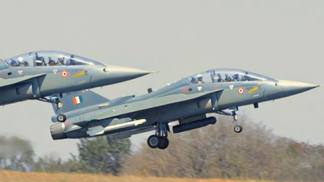 വായുസേനയും എച്ച്എഎല്ലും നീണ്ട ചര്ച്ച നടത്തി, യുദ്ധവിമാനത്തിന്റെ വില കുറഞ്ഞു; തേജസിന്റെ നിരക്ക് ഇങ്ങനെ വായുസേനയും എച്ച്എഎല്ലും നീണ്ട ചര്ച്ച നടത്തി, യുദ്ധവിമാനത്തിന്റെ വില കുറഞ്ഞു; തേജസിന്റെ നിരക്ക് ഇങ്ങനെ