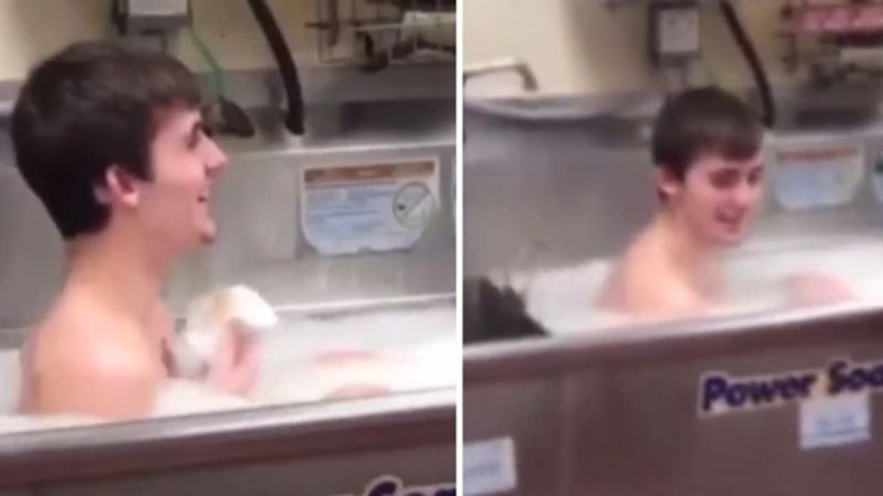 'കിച്ചന്‍ സിങ്ക് ബാത്ത് ടബ്ബാക്കി'; വിവാദമായി ഹോട്ടല്‍ ജീവനക്കാരുടെ വിനോദം