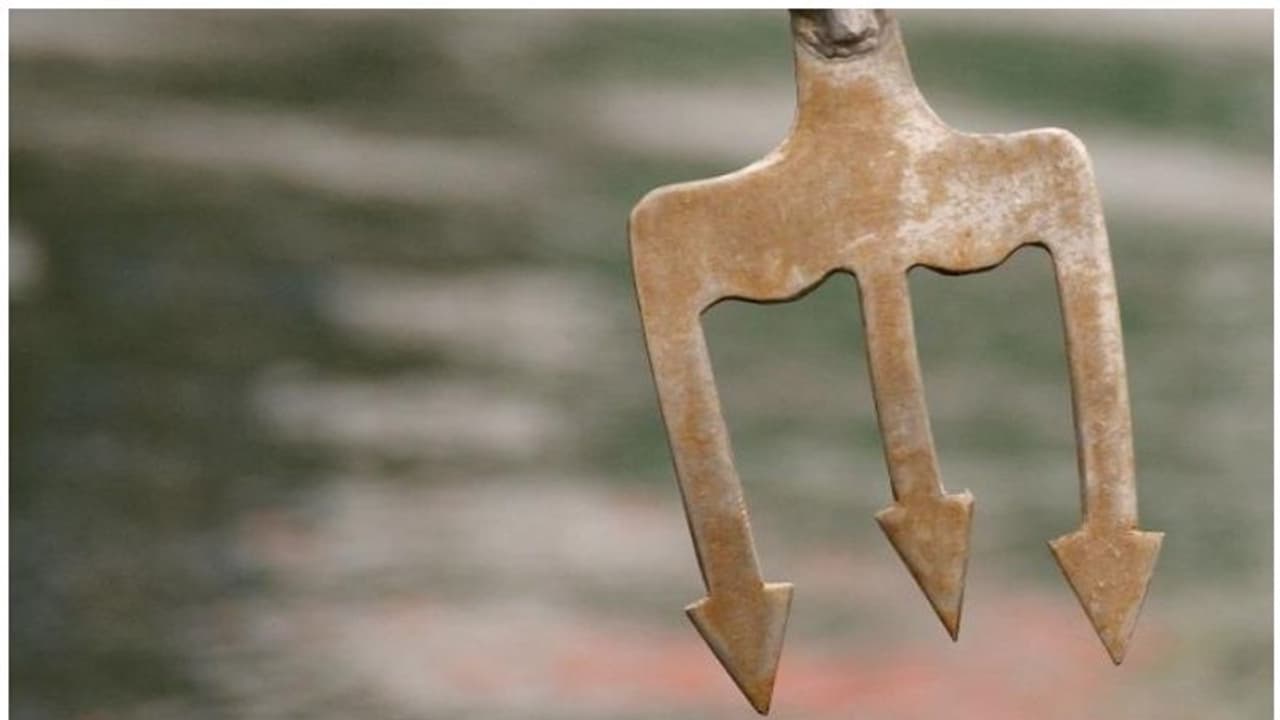 കൈകഴുകാതെ ഭക്ഷണത്തില് തൊട്ടു; ദലിത് യുവാവിന് ത്രിശൂലം കൊണ്ട് ആക്രമണം കൈകഴുകാതെ ഭക്ഷണത്തില് തൊട്ടു; ദലിത് യുവാവിന് ത്രിശൂലം കൊണ്ട് ആക്രമണം