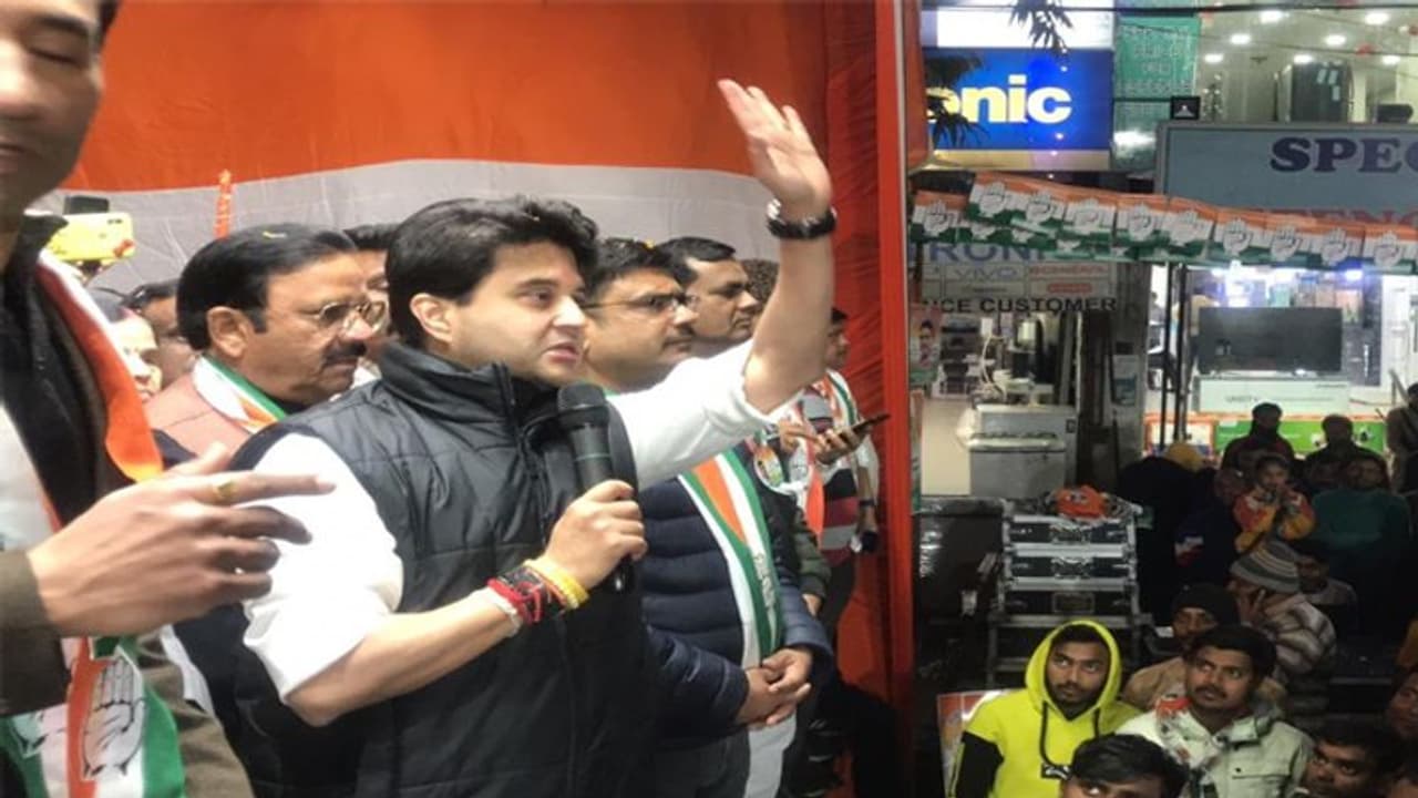 जनता के मुद्दों के लिए लड़ना मेरा धर्म है, वादे पूरे नहीं हुए तो सड़क पर उतरना ही होगा : सिंधिया जनता के मुद्दों के लिए लड़ना मेरा धर्म है, वादे पूरे नहीं हुए तो सड़क पर उतरना ही होगा : सिंधिया