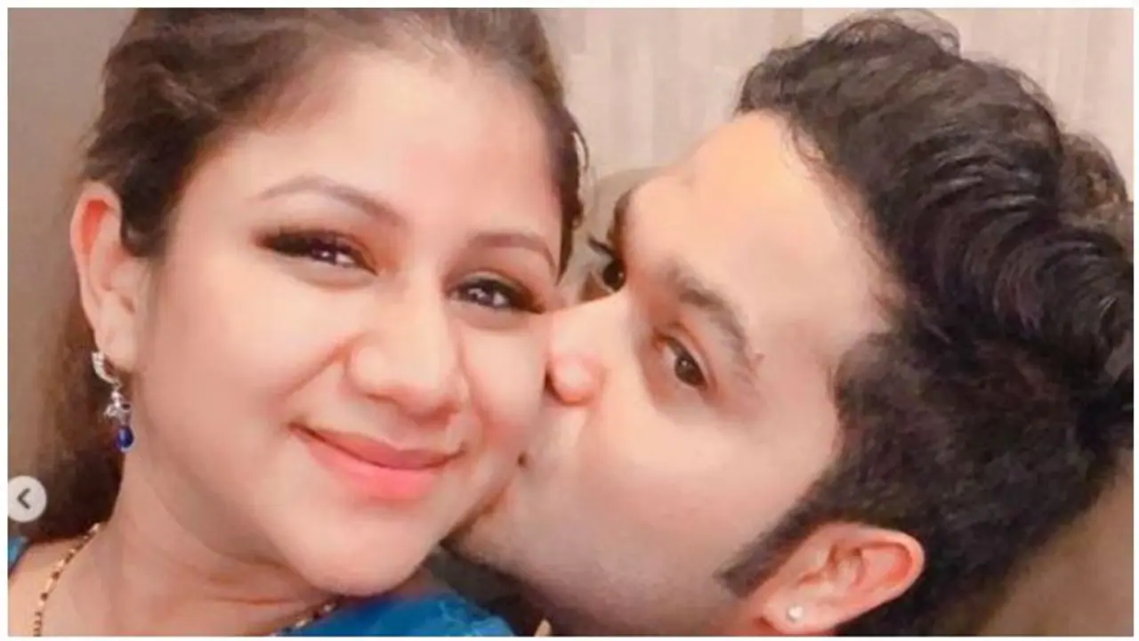 நிறைமாத கர்ப்பிணியான ஆல்யா மானசாவிற்கு கணவர் சஞ்சீவ் கொடுத்த காஸ்ட்லி கிப்ட்... வைரலாகும் போட்டோஸ்...! நிறைமாத கர்ப்பிணியான ஆல்யா மானசாவிற்கு கணவர் சஞ்சீவ் கொடுத்த காஸ்ட்லி கிப்ட்... வைரலாகும் போட்டோஸ்...!