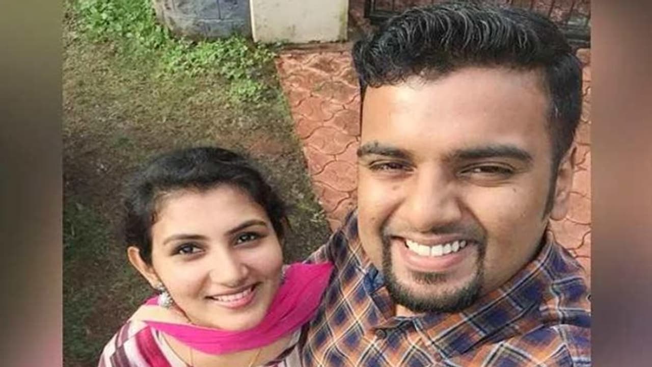 భార్యని కాపాడేందుకు మంటల్లోకి: మృత్యువుతో పోరాడుతూ భర్త కన్నుమూత భార్యని కాపాడేందుకు మంటల్లోకి: మృత్యువుతో పోరాడుతూ భర్త కన్నుమూత