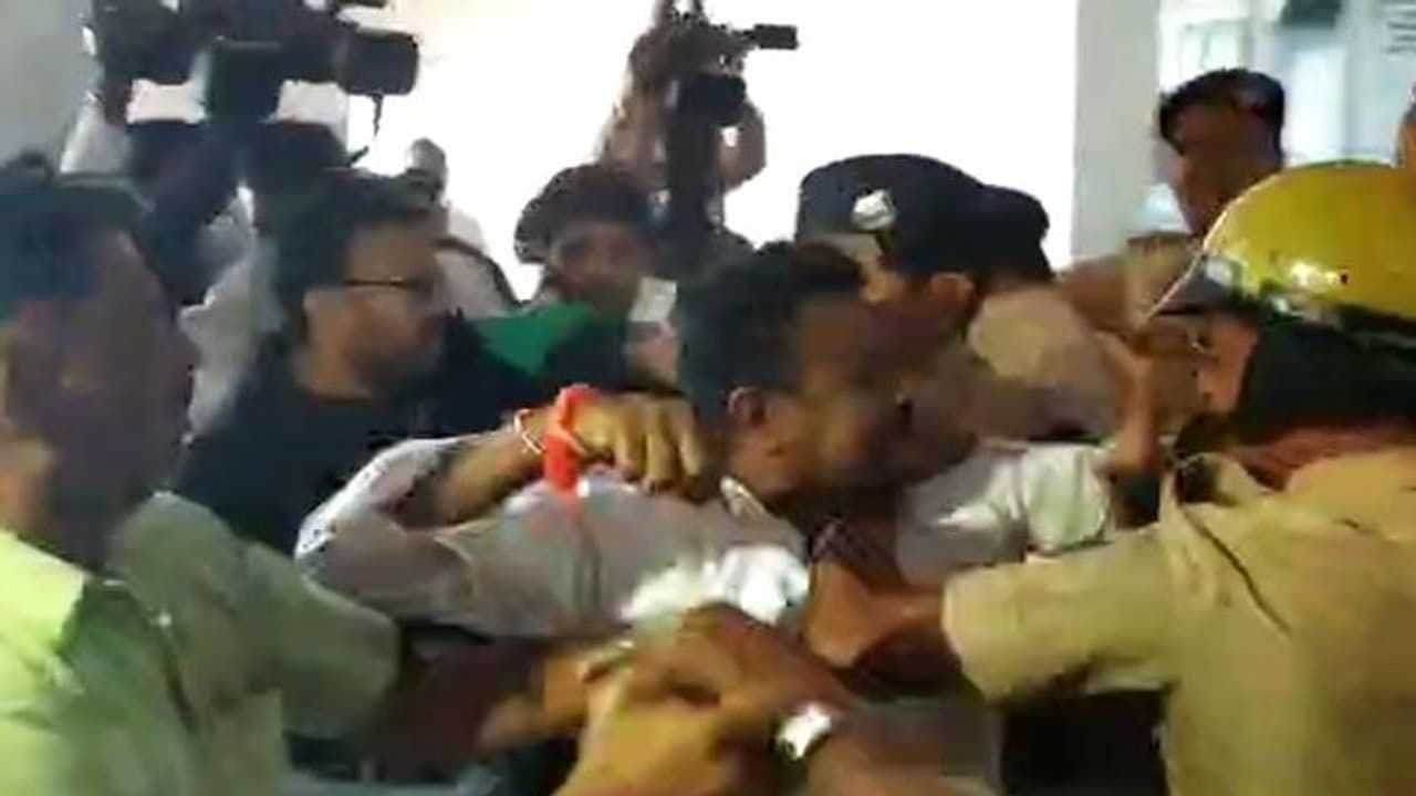 രാജ്യദ്രോഹക്കുറ്റത്തിന് അറസ്റ്റിലായ കശ്മീരി വിദ്യാര്ത്ഥികള്ക്ക് കോടതിയില് ബജ്റംഗ്ദള് മര്ദ്ദനം രാജ്യദ്രോഹക്കുറ്റത്തിന് അറസ്റ്റിലായ കശ്മീരി വിദ്യാര്ത്ഥികള്ക്ക് കോടതിയില് ബജ്റംഗ്ദള് മര്ദ്ദനം