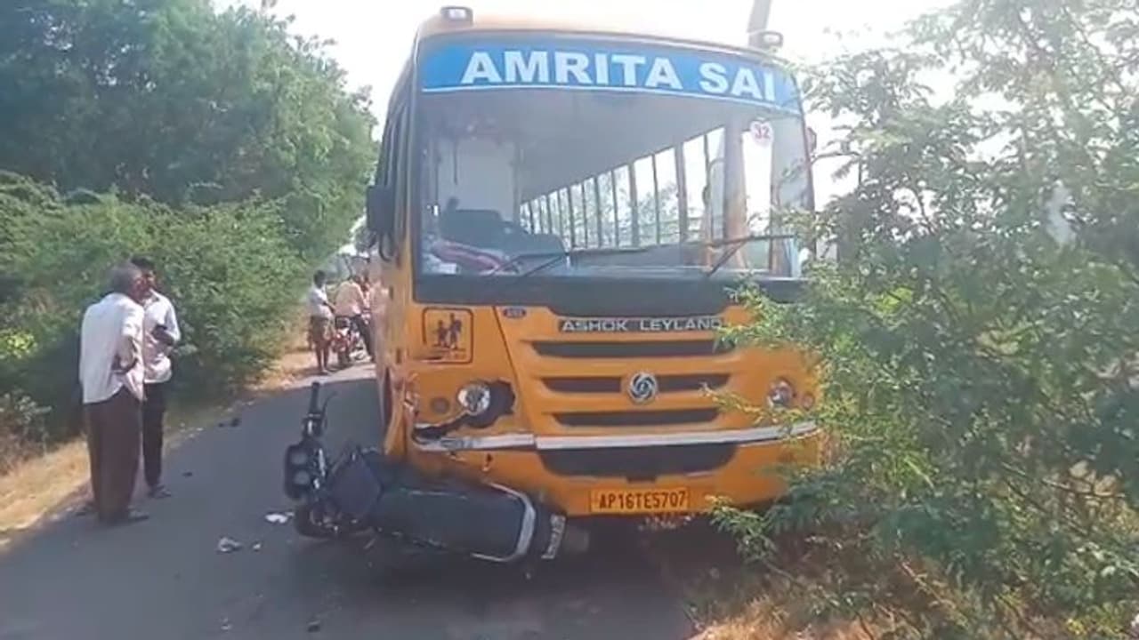 పెళ్లింట విషాదం...రోడ్డు ప్రమాదంలో అబ్బాయ్, బాబాయ్ మృతి పెళ్లింట విషాదం...రోడ్డు ప్రమాదంలో అబ్బాయ్, బాబాయ్ మృతి