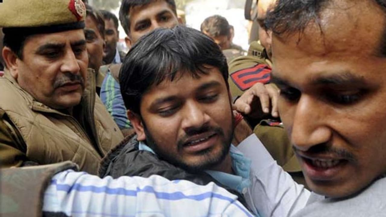 कन्हैया कुमार पर फिर हुआ हमला, युवक ने मंच पर फेंकी चप्पल कन्हैया कुमार पर फिर हुआ हमला, युवक ने मंच पर फेंकी चप्पल