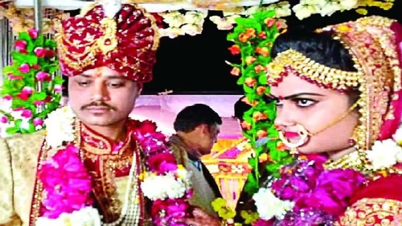 वैन में जिंदा जले थे 7 बाराती, न बैंड बजा न ही रूके बाराती, सादे समारोह में हुई शादी वैन में जिंदा जले थे 7 बाराती, न बैंड बजा न ही रूके बाराती, सादे समारोह में हुई शादी