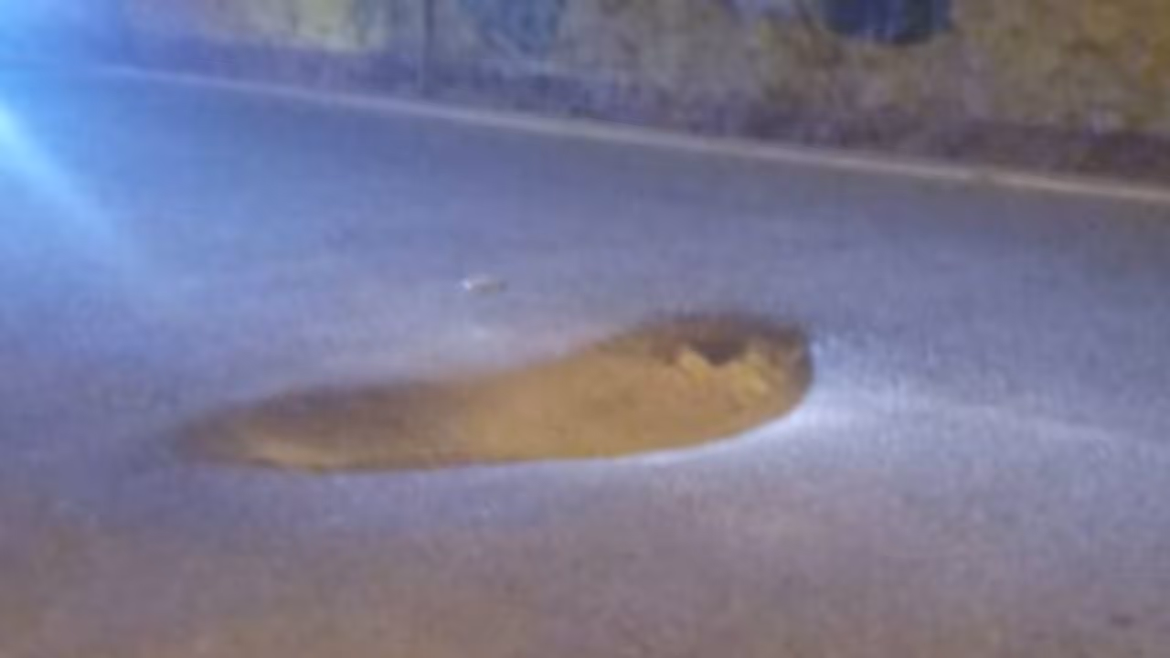 മരണക്കെണിയായി റോഡിലെ കുഴി; ജനപ്രതിനിധികൾ തിരിഞ്ഞു നോക്കുന്നില്ലെന്ന് നാട്ടുകാർ മരണക്കെണിയായി റോഡിലെ കുഴി; ജനപ്രതിനിധികൾ തിരിഞ്ഞു നോക്കുന്നില്ലെന്ന് നാട്ടുകാർ