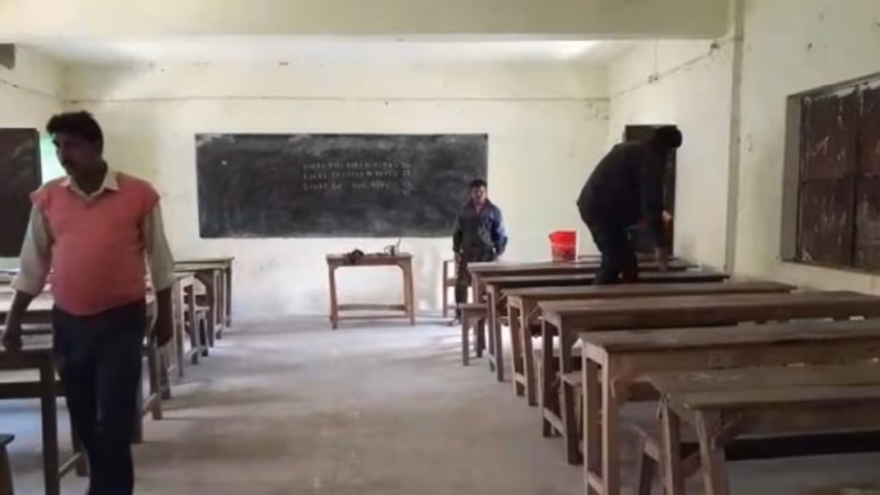 PUC ಪರೀಕ್ಷೆ: ಒಬ್ಬ ವಿದ್ಯಾರ್ಥಿನಿಗಾಗಿ 18 ಸಿಬ್ಬಂದಿ ಕರ್ತವ್ಯ ನಿರ್ವಹಣೆ! PUC ಪರೀಕ್ಷೆ: ಒಬ್ಬ ವಿದ್ಯಾರ್ಥಿನಿಗಾಗಿ 18 ಸಿಬ್ಬಂದಿ ಕರ್ತವ್ಯ ನಿರ್ವಹಣೆ!