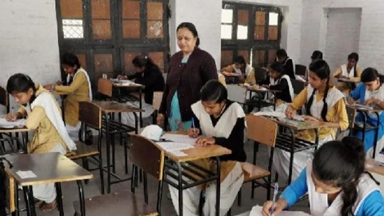 পরীক্ষার উত্তরপত্রে হিন্দি গান লিখে দিল ছাত্র, যোগীর রাজ্যের এই খবরে তোলপাড় নেটদুনিয়া পরীক্ষার উত্তরপত্রে হিন্দি গান লিখে দিল ছাত্র, যোগীর রাজ্যের এই খবরে তোলপাড় নেটদুনিয়া