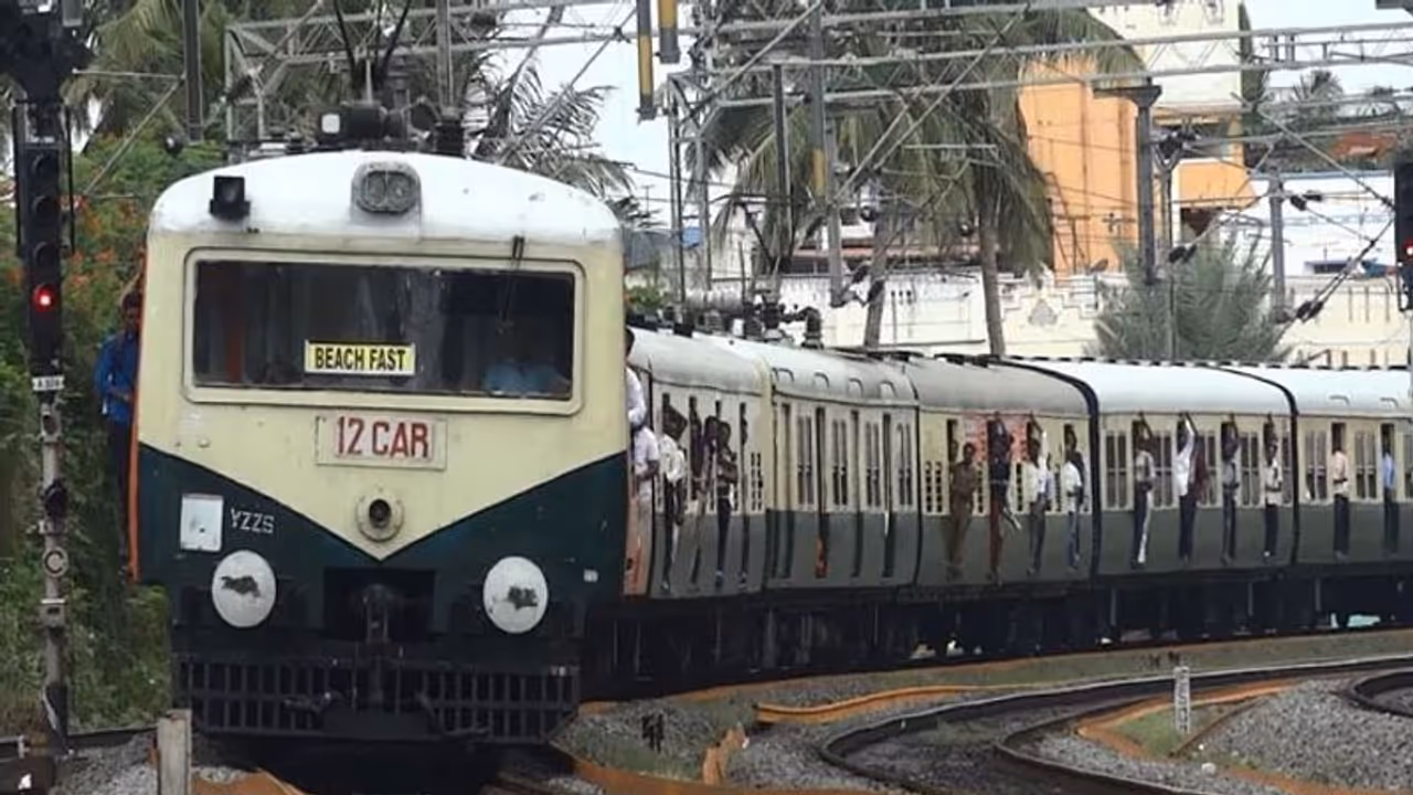 ரயில் முன் பாய்ந்து தற்கொலை... குழந்தைகள் உள்ளிட்ட 3 பேர் உடல் சிதறி உயிரிழப்பு..!