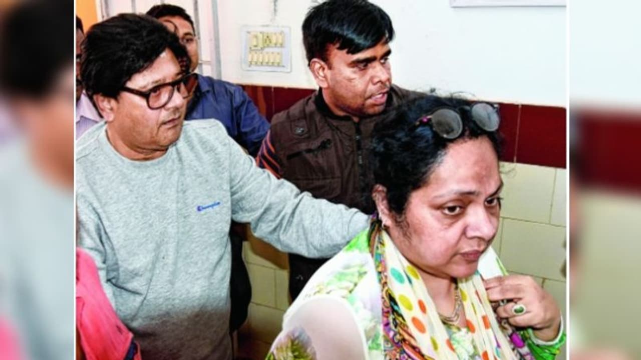 মুখ ফিরিয়ে ছিল দল, কিন্তু আগলে রেখেছিলেন স্ত্রী নন্দিনী মুখ ফিরিয়ে ছিল দল, কিন্তু আগলে রেখেছিলেন স্ত্রী নন্দিনী