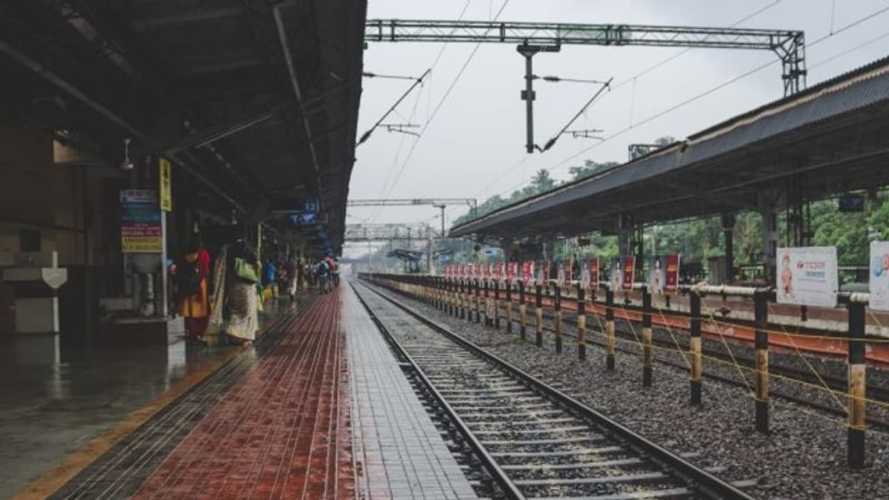 করোনা আতঙ্কে বাড়ছে প্ল্যাটফর্ম টিকিটের দাম, ১০ থেকে বেড়ে হল ৫০ টাকা করোনা আতঙ্কে বাড়ছে প্ল্যাটফর্ম টিকিটের দাম, ১০ থেকে বেড়ে হল ৫০ টাকা