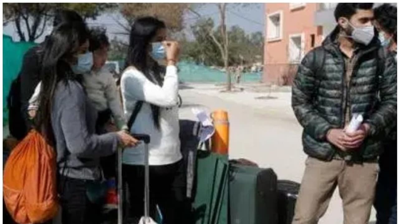 വുഹാനില് നിന്നെത്തിയ രണ്ടാം സംഘത്തിനും കൊറോണയില്ല; മലയാളികളടക്കം വീട്ടിലേക്ക് വുഹാനില് നിന്നെത്തിയ രണ്ടാം സംഘത്തിനും കൊറോണയില്ല; മലയാളികളടക്കം വീട്ടിലേക്ക്