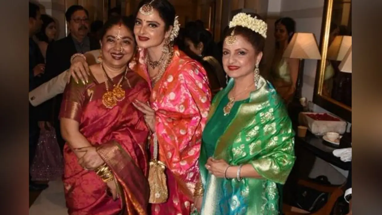 মুখের আদলে হুবহু মিল, বোনের সঙ্গে একই ফ্রেমে রেখা