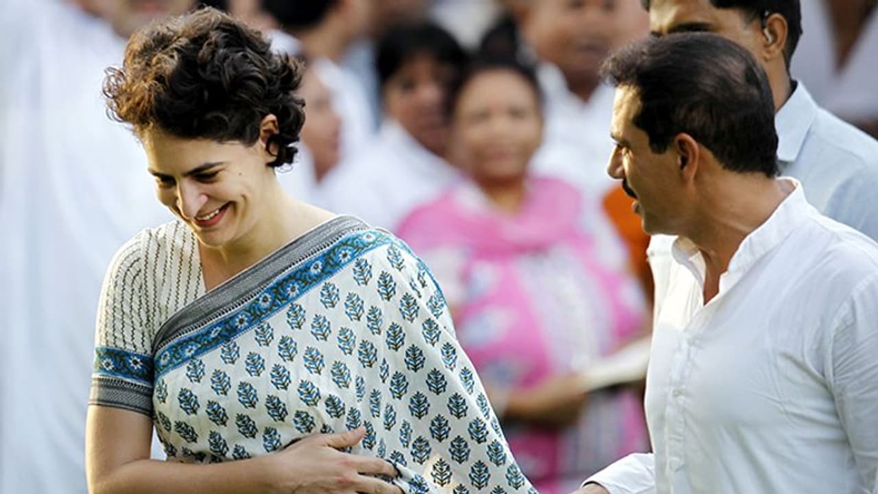 প্রিয়াঙ্কার চায়ের বদলে নৈশভোজের আমন্ত্রণ বিজেপি নেতার, লোধী বাংলো ঘিরে কংগ্রেস বিজেপির 'সৌজন্য রাজনীতি' প্রিয়াঙ্কার চায়ের বদলে নৈশভোজের আমন্ত্রণ বিজেপি নেতার, লোধী বাংলো ঘিরে কংগ্রেস বিজেপির 'সৌজন্য রাজনীতি'