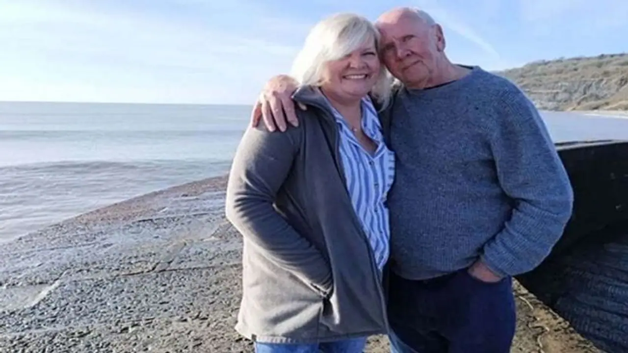 38 साल बाद यह महिला मिली अपने पिता से, फेसबुक के जरिए चला पता 38 साल बाद यह महिला मिली अपने पिता से, फेसबुक के जरिए चला पता