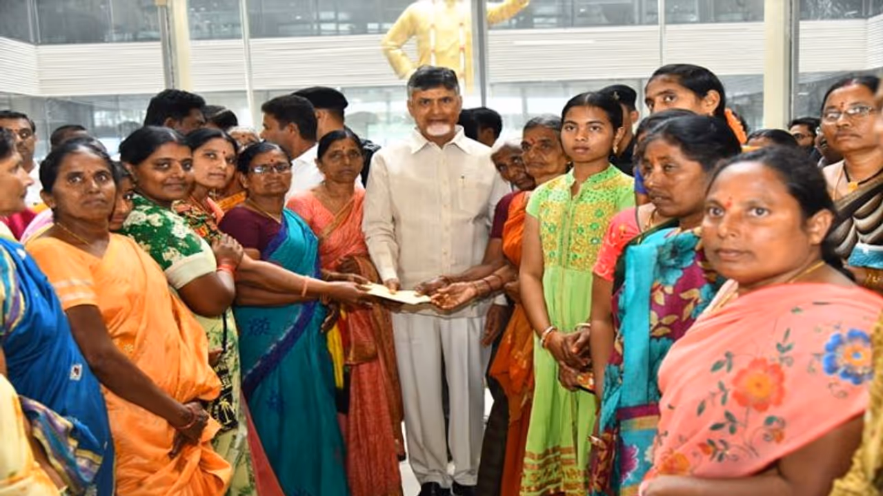 చంద్రబాబు చేతులమీదుగానే... నారా భువనేశ్వరి బాటలోనే విజయనగరం మహిళ చంద్రబాబు చేతులమీదుగానే... నారా భువనేశ్వరి బాటలోనే విజయనగరం మహిళ