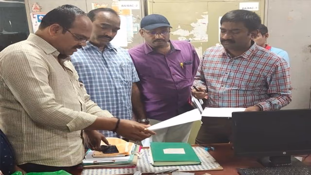 జీఎంసీ కార్యాలయంలో ఏసిబి దాడులు... పట్టుబడిన ఇద్దరు అధికారులు జీఎంసీ కార్యాలయంలో ఏసిబి దాడులు... పట్టుబడిన ఇద్దరు అధికారులు