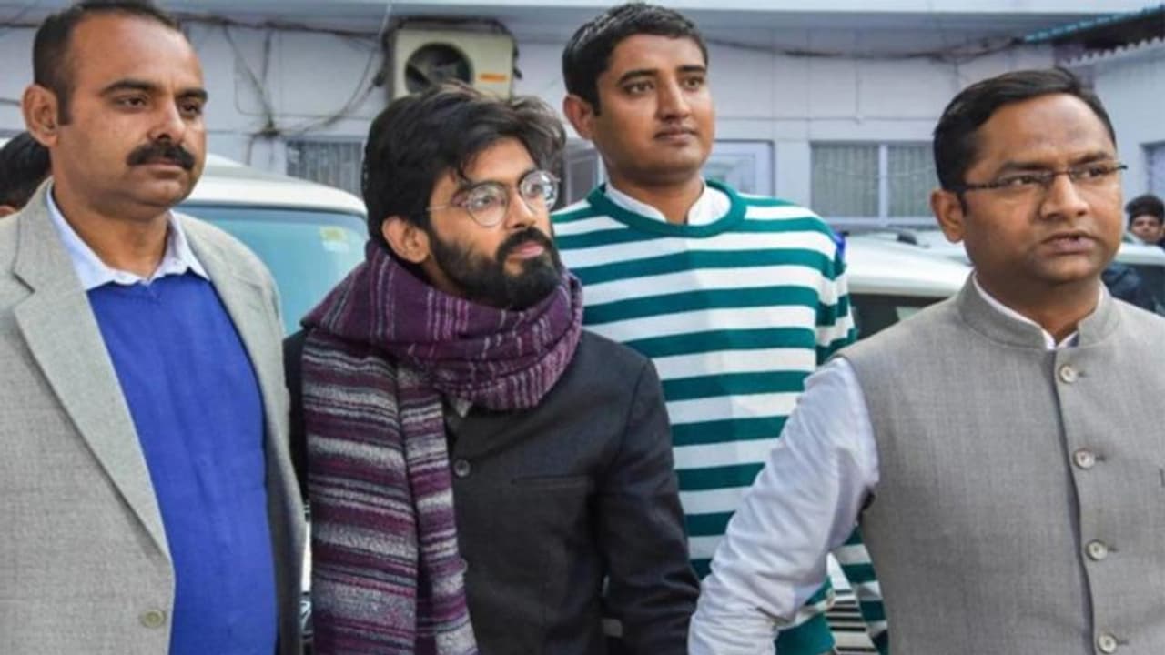 जामिया न्यू फ्रेंड्स कॉलोनी हिंसा : दिल्ली पुलिस ने किया आरोपपत्र दाखिल, शरजील पर ऐसे आरोप जामिया न्यू फ्रेंड्स कॉलोनी हिंसा : दिल्ली पुलिस ने किया आरोपपत्र दाखिल, शरजील पर ऐसे आरोप