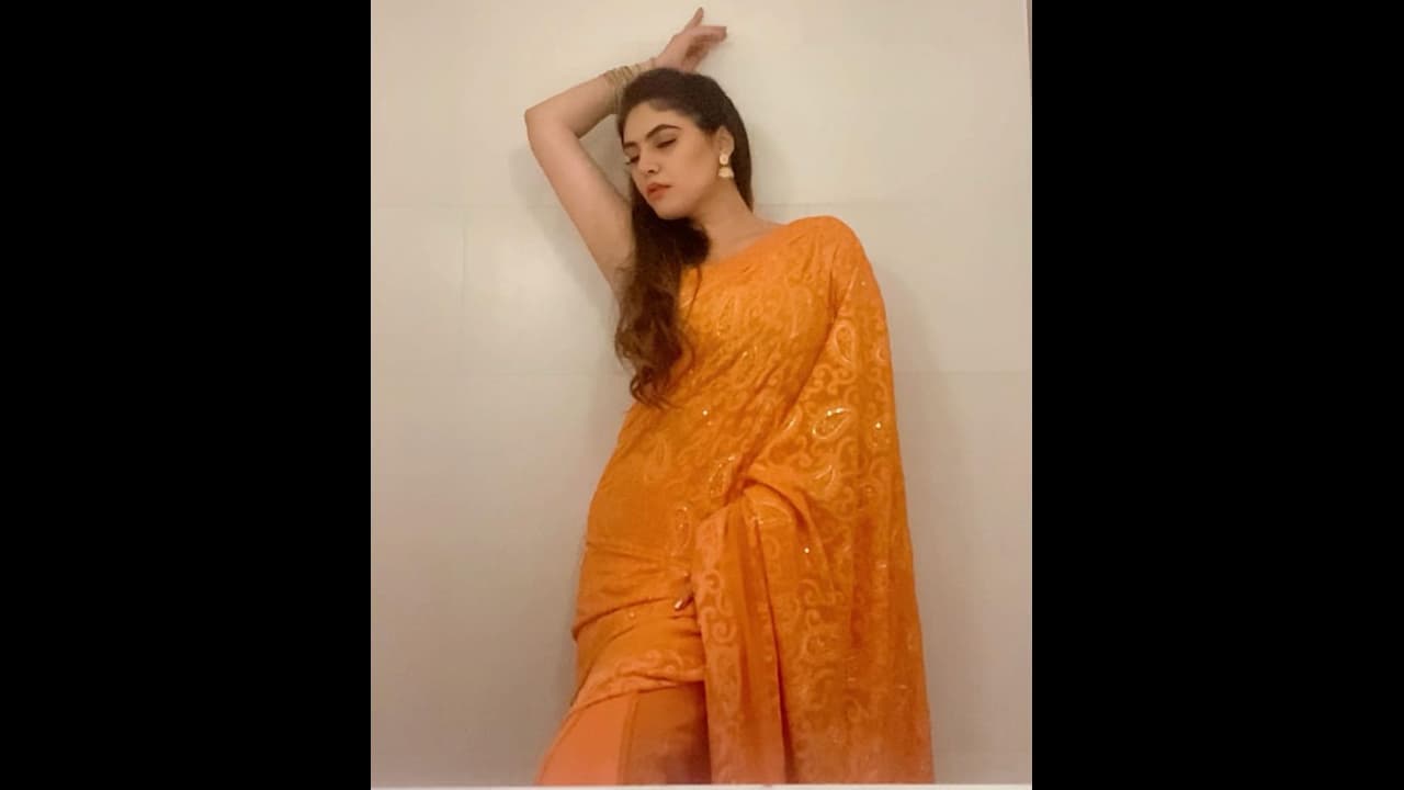 சேலையை சுழட்டி போட்டு ஷெரின் செய்த டிக் டாக்... இணையத்தை தெறிக்கவிடும் வைரல் வீடியோ...! சேலையை சுழட்டி போட்டு ஷெரின் செய்த டிக் டாக்... இணையத்தை தெறிக்கவிடும் வைரல் வீடியோ...!