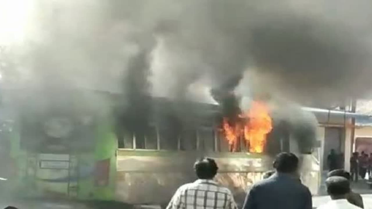 திடீரென தீப்பிடித்து எரிந்த பேருந்து..! ஓட்டுநர் சாமர்த்தியத்தால் உயிர்தப்பிய பயணிகள்..! திடீரென தீப்பிடித்து எரிந்த பேருந்து..! ஓட்டுநர் சாமர்த்தியத்தால் உயிர்தப்பிய பயணிகள்..!