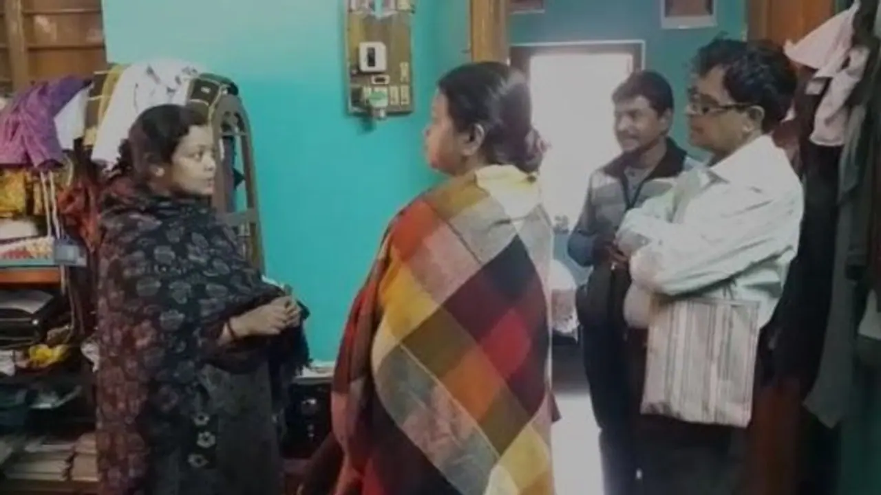 বিয়ের ভোজ খেতে ব্যস্ত গৃহকর্তা, বাড়ি থেকে লুঠ কয়েক লক্ষ টাকার সামগ্রী বিয়ের ভোজ খেতে ব্যস্ত গৃহকর্তা, বাড়ি থেকে লুঠ কয়েক লক্ষ টাকার সামগ্রী