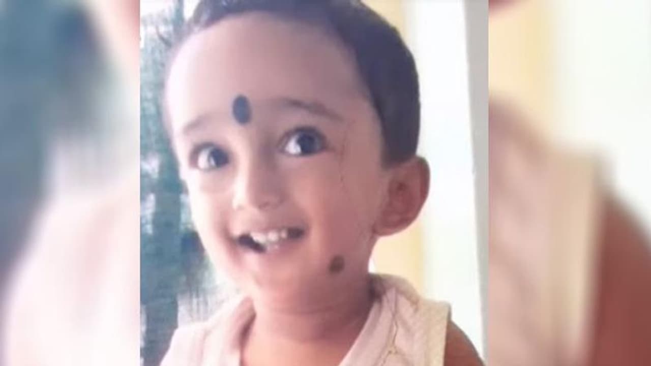 घर के पास मिला 1.5 साल के मासूम का शव; मां और पिता ने एक दूसरे पर लगाए आरोप; सख्ते में पुलिस घर के पास मिला 1.5 साल के मासूम का शव; मां और पिता ने एक दूसरे पर लगाए आरोप; सख्ते में पुलिस