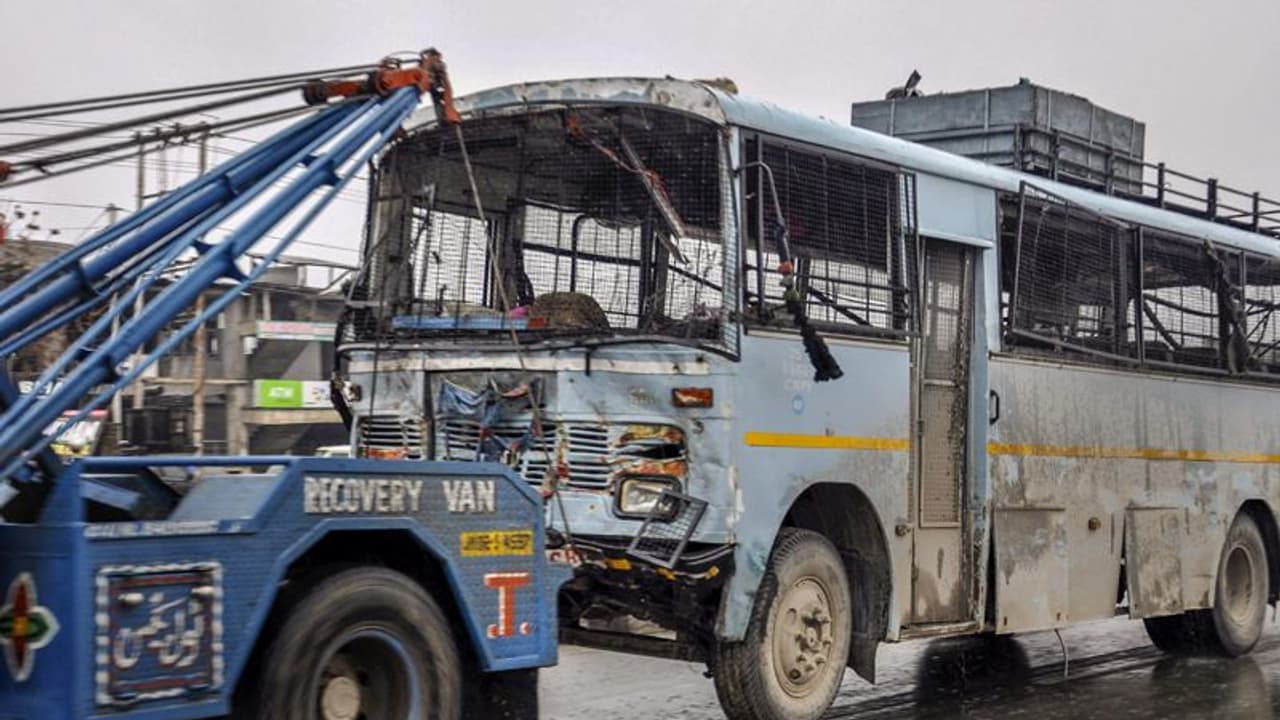 पंचर की दुकान की आड़ में आतंकी करना चाहते हैं हमला, ऐसे कर रहे एक और पुलवामा हमले की तैयारी पंचर की दुकान की आड़ में आतंकी करना चाहते हैं हमला, ऐसे कर रहे एक और पुलवामा हमले की तैयारी