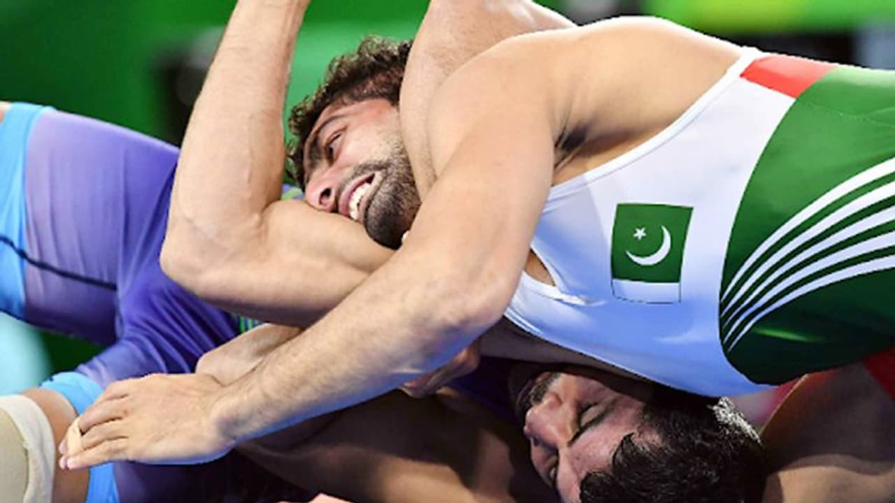 एशियाई चैम्पियनशिप में चीनी खिलाड़ियों को नहीं मिला वीजा, पर इस वजह से मास्क लगाकर खेल रहे पहलवान एशियाई चैम्पियनशिप में चीनी खिलाड़ियों को नहीं मिला वीजा, पर इस वजह से मास्क लगाकर खेल रहे पहलवान