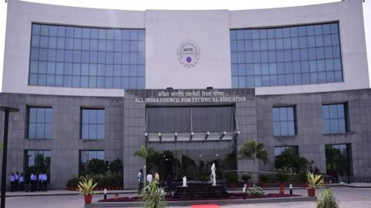 अब एक साथ PGDM और MBA कोर्स नहीं चला सकेंगे विश्वविद्यालय अब एक साथ PGDM और MBA कोर्स नहीं चला सकेंगे विश्वविद्यालय