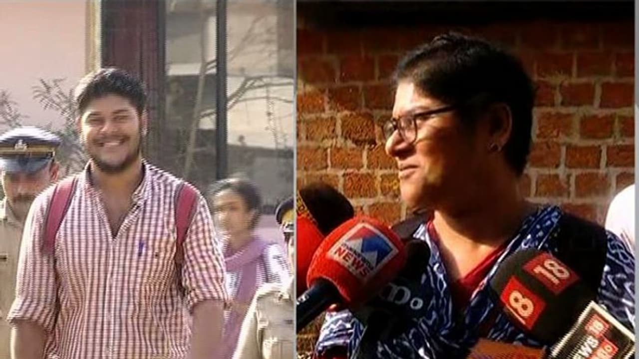 പാര്ട്ടിയും സെക്രട്ടറിയും തള്ളി, പ്രതീക്ഷയായി കോടതി; പൊലീസിനൊപ്പം പരീക്ഷ; നിറപുഞ്ചിരിയോടെ അലനും അമ്മയും പാര്ട്ടിയും സെക്രട്ടറിയും തള്ളി, പ്രതീക്ഷയായി കോടതി; പൊലീസിനൊപ്പം പരീക്ഷ; നിറപുഞ്ചിരിയോടെ അലനും അമ്മയും